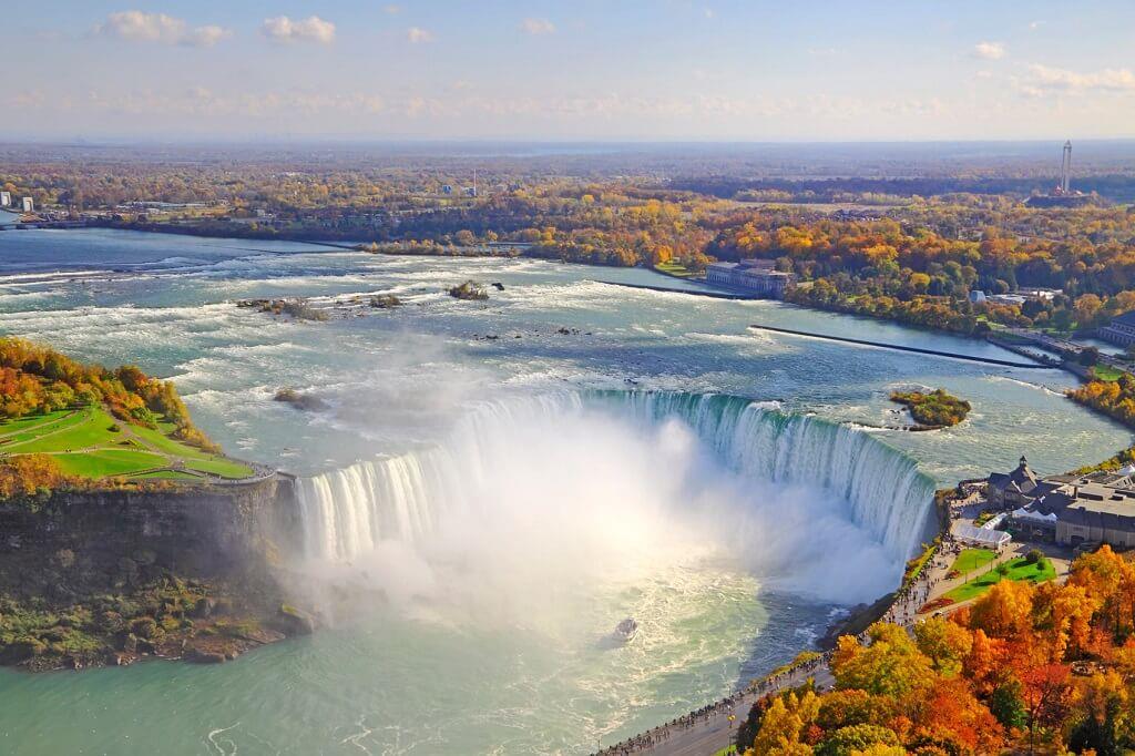 Canada - Khám phá sự độc đáo của vùng đất lá phong đỏ